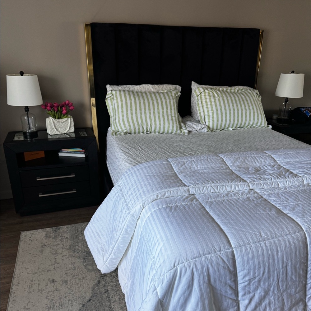 Frame Denim White Comforter with Black Headboard